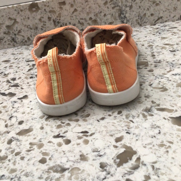 Vionic slip on Beach shoes - Picture 2 of 6